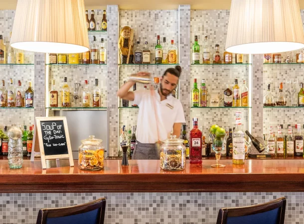 cocktail-camarero-interior-barra-bar-hotel-anabel-lloret-de-mar