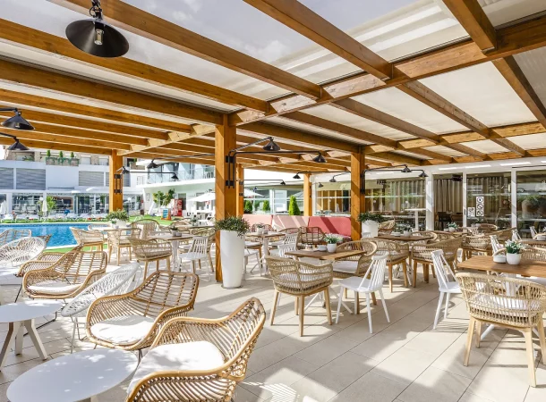 exterior-bar-sillones-mesas-jardin-terraza-piscina-hotel-anabel-lloret-de-mar