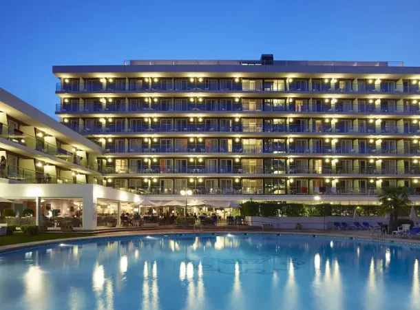 fachada-noche-piscina-luces-hotel-anabel-lloret-de-mar