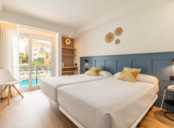 silla-camas-individuales-balcon-vista-piscina-jardin-habitacion-doble-standard-hotel-anabel-lloret-de-mar-costa-bravA